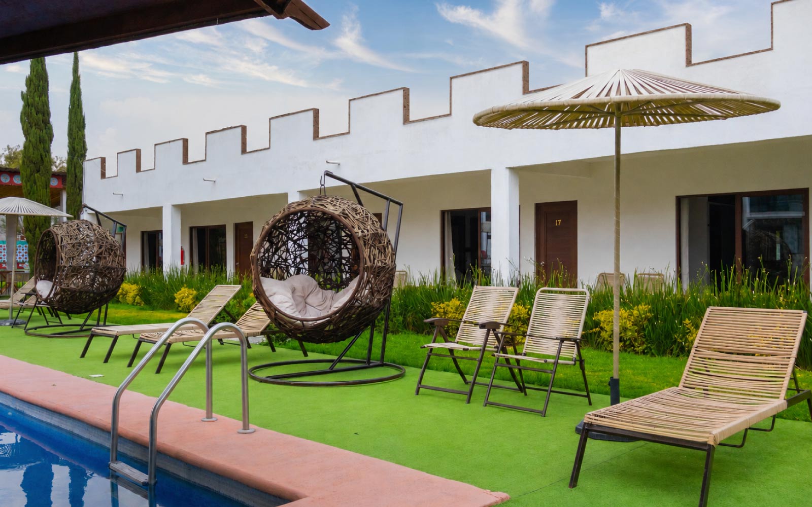 Zona de descanso y jardines junto a la piscina climatizada