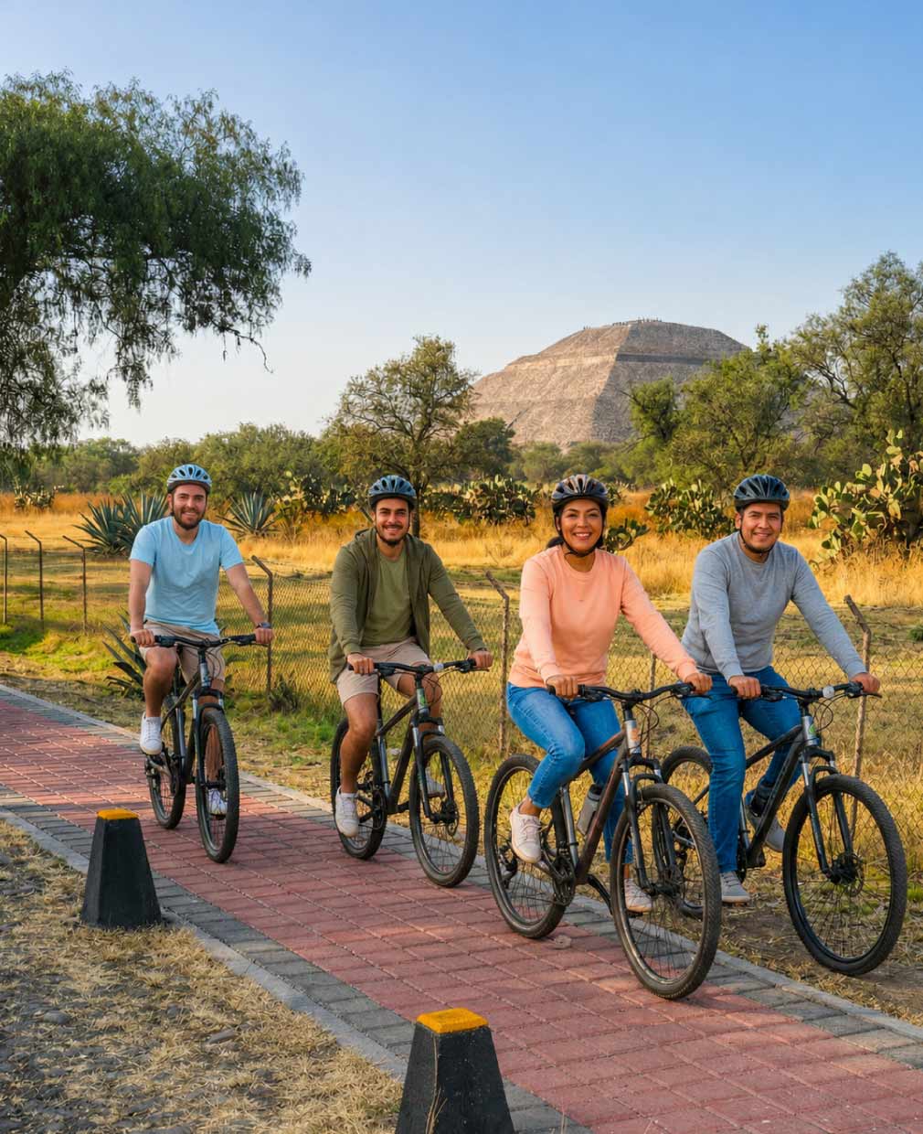 Vista de las pirámides desde la ruta en bicicleta