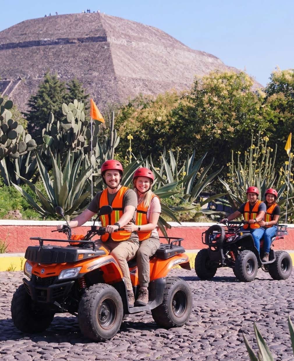 Grupo de cuatrimotos con las pirámides al fondo