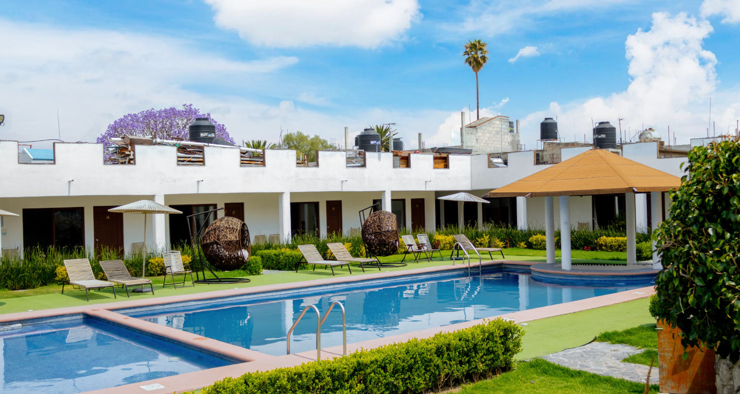 Piscina climatizada y jardines de Hotel El Jaguar