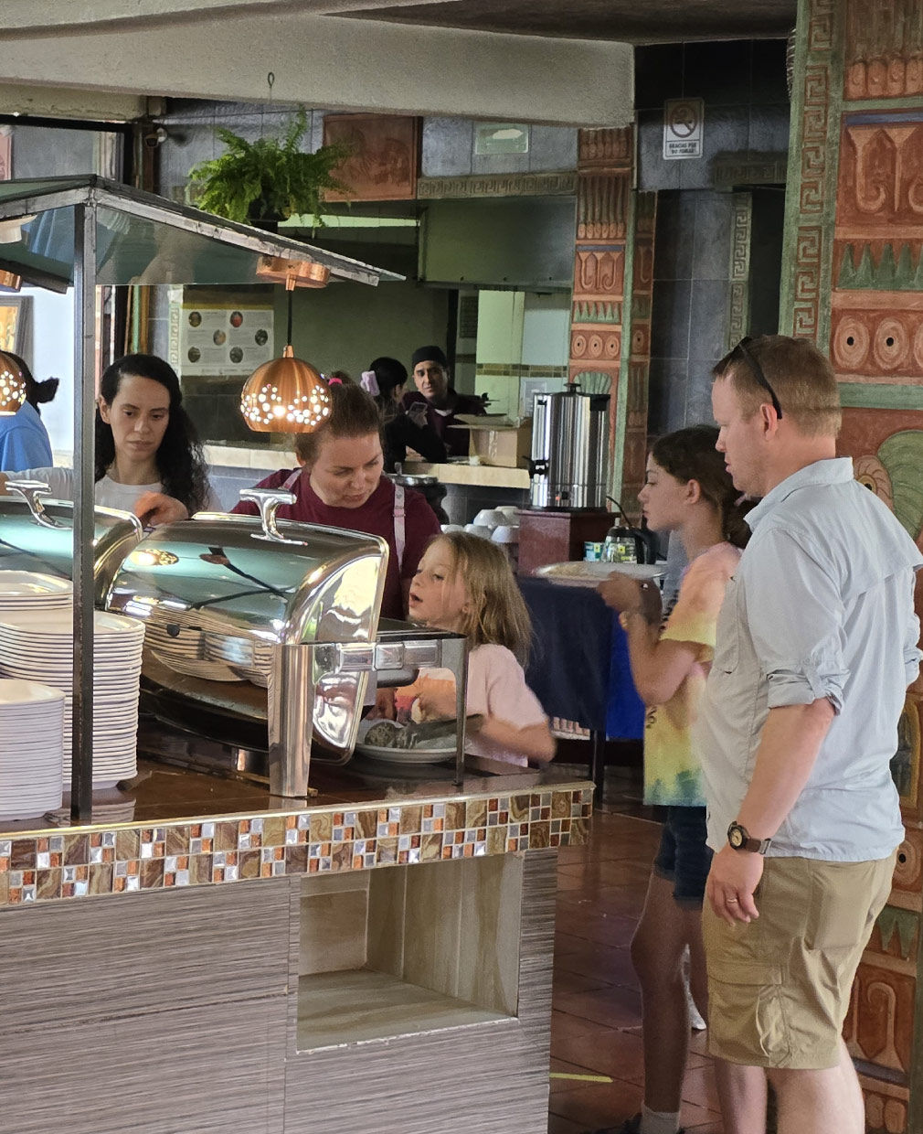 Comensales sirviéndose en la barra del buffet del restaurante El Jaguar