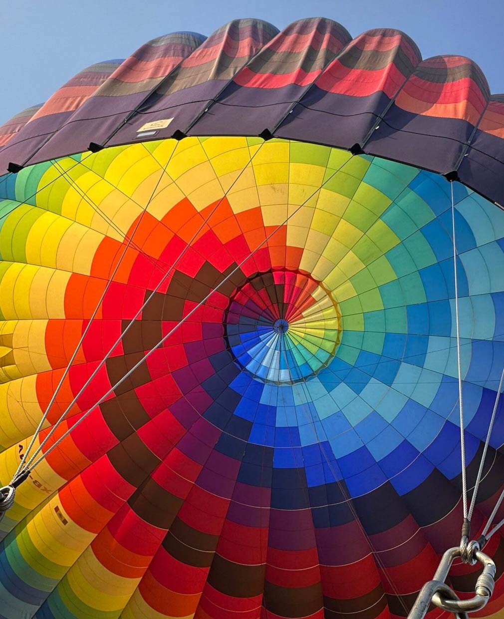 Inflado y despegue de los globos al amanecer